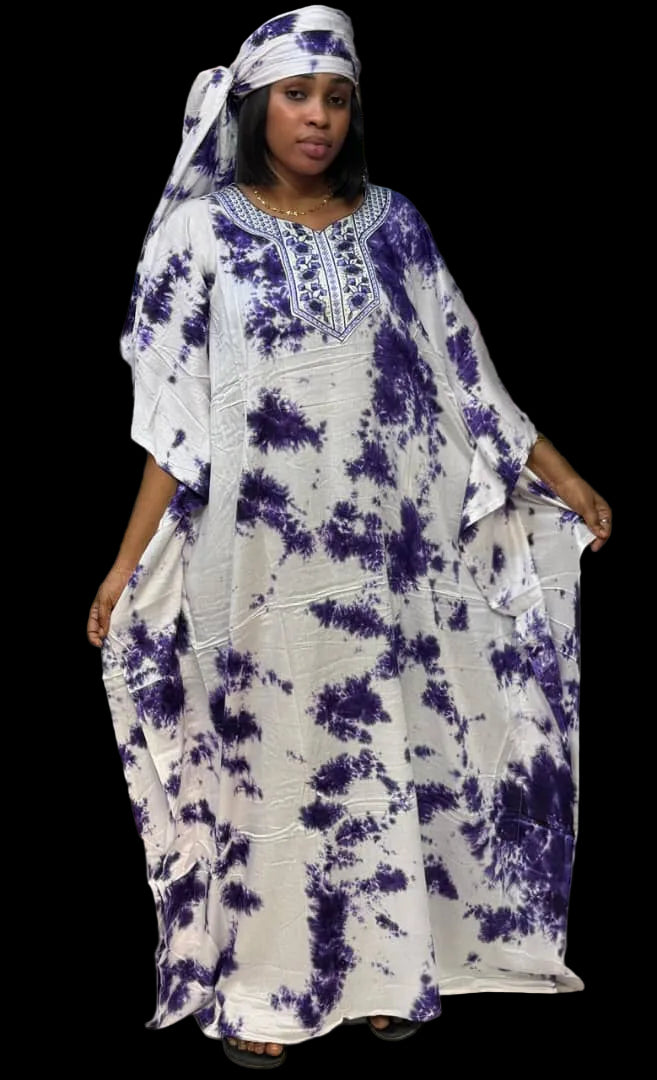 Style et Coupe : Il s'agit d'une robe de type caftan ou maxi robe, caractérisée par sa coupe fluide et généreuse qui offre confort et élégance. Elle est ici portée avec une capuche intégrée ou un voile assorti
 Le tissu présente des motifs tie-dye (teinture par nouage), souvent appelés Adire ou Thioup selon la région. Les couleurs dominantes sont le jaune orangé et le blanc, créant un effet visuel vibrant et artisanal.