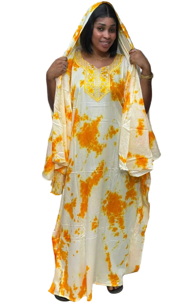 Style et Coupe : Il s'agit d'une robe de type caftan ou maxi robe, caractérisée par sa coupe fluide et généreuse qui offre confort et élégance. Elle est ici portée avec une capuche intégrée ou un voile assorti
 Le tissu présente des motifs tie-dye (teinture par nouage), souvent appelés Adire ou Thioup selon la région. Les couleurs dominantes sont le jaune orangé et le blanc, créant un effet visuel vibrant et artisanal.